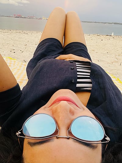 சுத்துதே சுத்துதே பூமி... பிரியா பவானி!