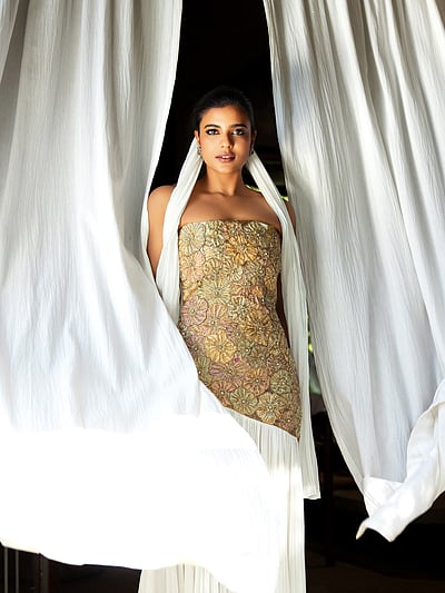 புன்னகையில் தொடங்குகிறது அமைதி... ஐஸ்வர்யா ராஜேஷ்!