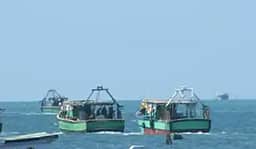தமிழக மீனவர்கள் 10 பேரை சிறைப்பிடித்து இலங்கை கடற்படை அட்டூழியம்!
