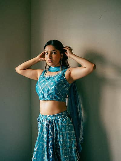 நீல நிறம்... வானுக்கும் கடலுக்கும்... வாணி போஜன்!