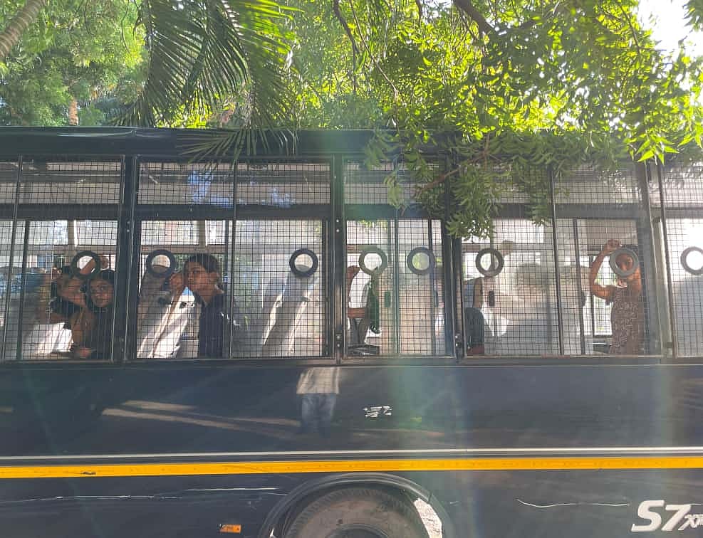 கைது செய்து வேனில் ஏற்றப்பட்ட மாணவர்கள்.