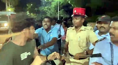 புதுவை பல்கலை. பேராசிரியா்கள் மீது பாலியல் புகாா்: போராட்டத்தில் ஈடுபட்ட மாணவா்கள் மீது தடியடி-கைது