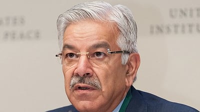 ஆப்கானிஸ்தான் எப்போதும் இந்தியா பக்கம் உள்ளது: பாகிஸ்தான் பாதுகாப்பு அமைச்சா்