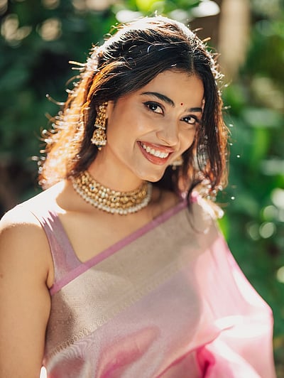 சிரிக்கும் செவ்வானம்... ஐரா தயானந்த்!