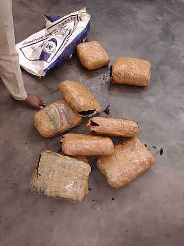 தொண்டி கடற்கரைப் பகுதிகளில் கரை ஒதுங்கிய ரூ. 65 லட்சம் மதிப்புள்ள கஞ்சா பண்டல்கள்