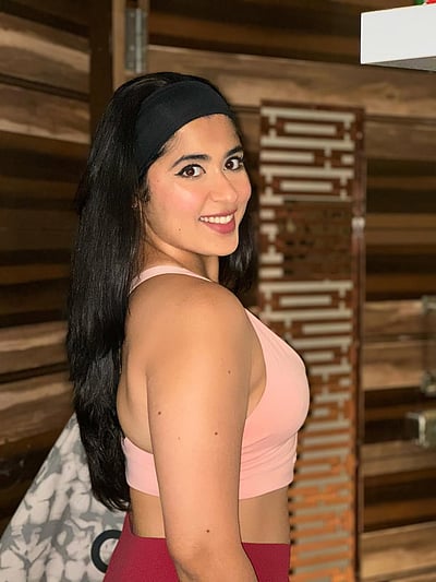 சம்-சம் லட்கியே... நிகிதா சர்மா!