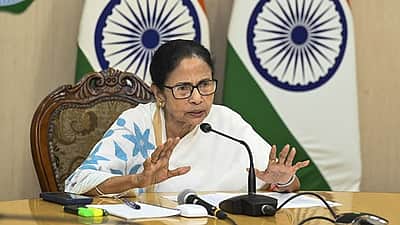 இரவில் பெண்கள் வெளியே செல்ல அனுமதிக்கக் கூடாது: மமதா சர்ச்சைப் பேச்சு!
