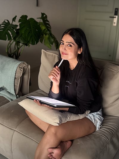 சிரிப்பாலே சாய்த்தாளே... அஞ்சலி தாத்ரி! 