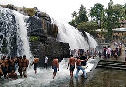 குமரி மாவட்டத்தில் சுற்றுலாத் தலங்களில் குவிந்த சுற்றுலாப் பயணிகள்