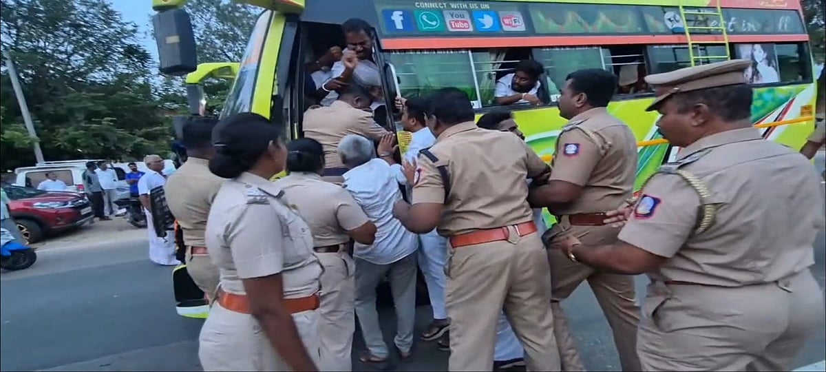 தவெக நிர்வாகிகளை கைது செய்து பேருந்து ஏற்றிய போலீசார்