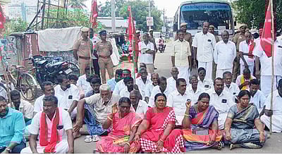 நெல் மணிகளைத் தேக்கமின்றி கொள்முதல் செய்யகோரி விவசாயிகள் சாலை மறியல்!