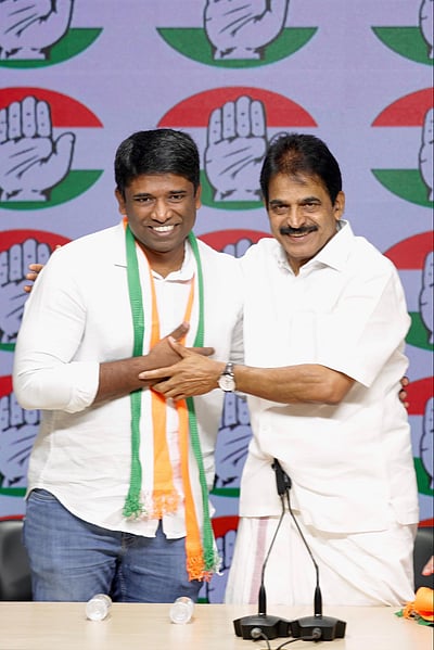 சட்டப்பிரிவு 370 விவகாரம்: கண்டனம் தெரிவித்து ராஜிநாமா செய்த ஐஏஎஸ் அதிகாரி காங்கிரஸில் ஐக்கியம்! 