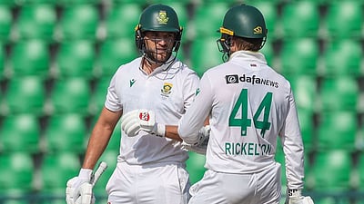 ரிக்கல்டான், டோனி டி ஸார்ஸி அரைசதம்; தென்னாப்பிரிக்கா நிதான ஆட்டம்!