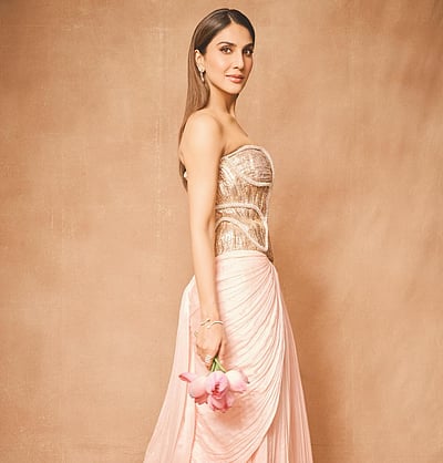 தாமரை பூக்கும் தடாகத்திலே... வாணி கபூர்!