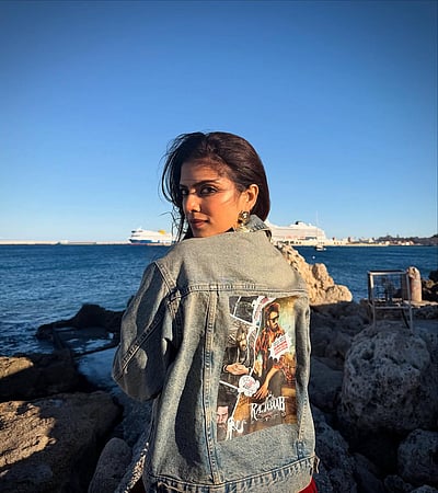 லைட்ஸ், கேமரா, கிரீஸ்... மாளவிகா மோகனன்!