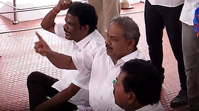 பேரவை வளாகத்தில் பாமக எம்எல்ஏக்கள் தர்னா!