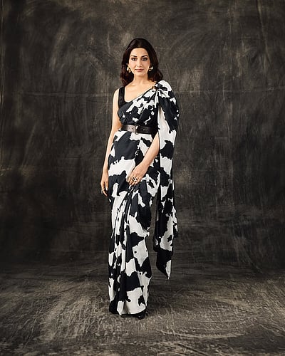 கத்தி விழி வீச்சு... சோனாலி பிந்த்ரே!