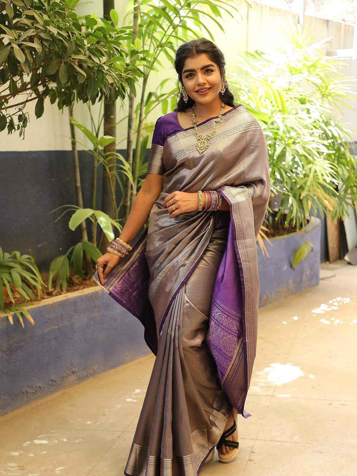 கவியும் கவிதையும் நானே... ஸ்வேதா!