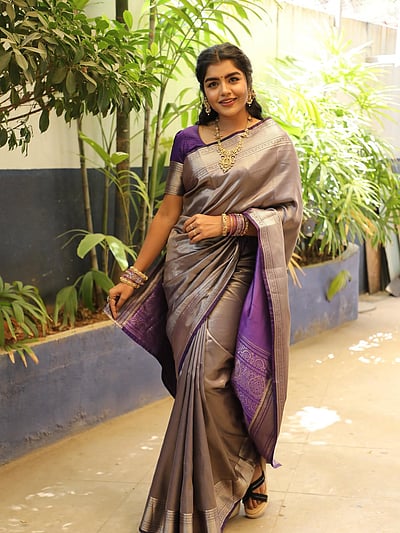 கவியும் கவிதையும் நானே... ஸ்வேதா!