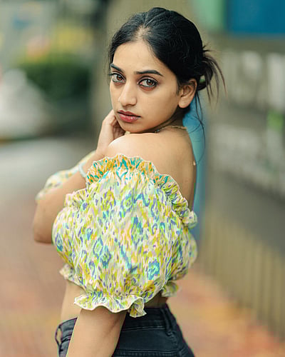 முகம் மட்டும் பார்த்தால் நிலவின் எதிரொளி... மான்யா கௌடா!