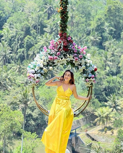 பாலித் தீவின் மாயம்... தான்யா சர்மா! 