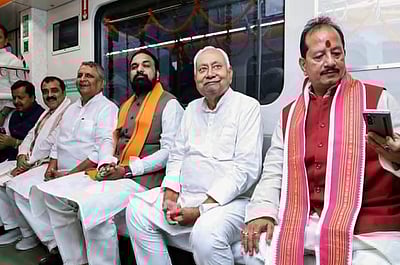 பிகாா்: ஆளும் ஜேடியு-வில் இருந்து
எம்எல்ஏ உள்பட 16 தலைவா்கள் நீக்கம்! முதல்வா் நிதீஷ் குமாா் நடவடிக்கை!