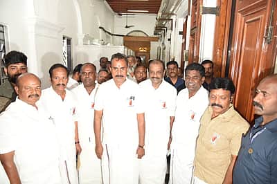 கிட்னிகள் ஜாக்கிரதை! பேரவைக்கு பேட்ஜ் அணிந்து வந்த அதிமுக எம்எல்ஏக்கள்!