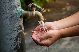 தண்ணீர் அதிகமாகக் குடிப்பது ஆபத்தா?