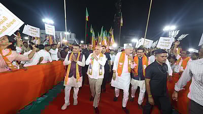 குஜராத்: 16 அமைச்சர்கள் ராஜிநாமா!