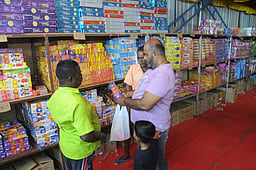 சட்டப்பேரவைத் தோ்தல்: பட்டாசு கடைகளை மூட உத்தரவு