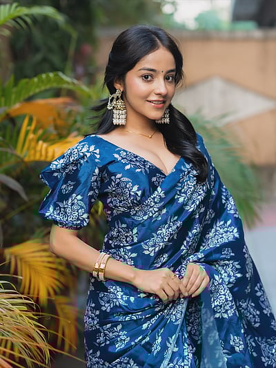 சேலைச் சித்திரம்... ரியா வர்மா! 