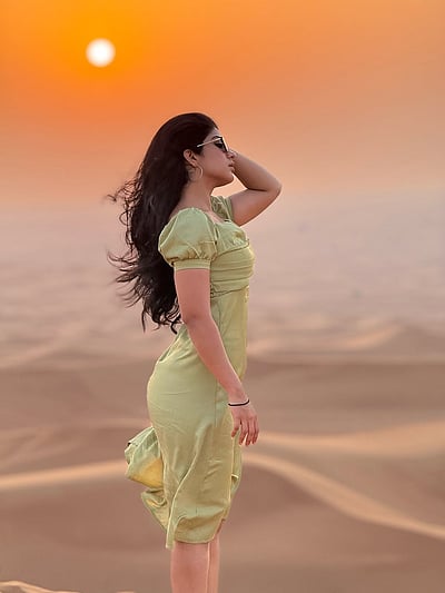 பாலைச் சூரியனுக்குக் கீழே நிலா... மேகா ஷெட்டி!