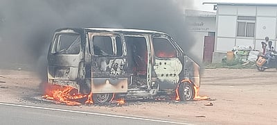 விராலிமலை: மதுரையில் இருந்து திருச்சி சென்ற கார் தீக்கிரை!