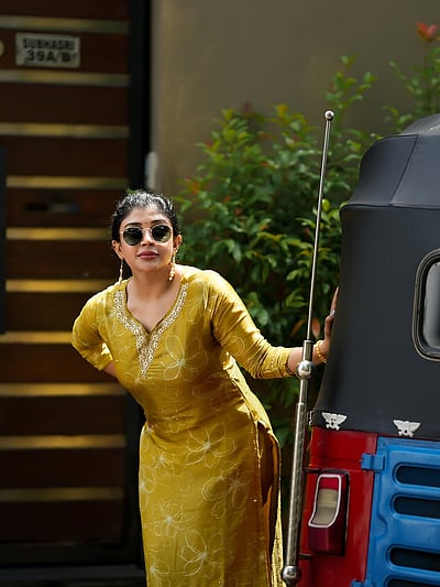 கண்ணெதிரே தோன்றினாள்... காயத்ரி ஷண்!