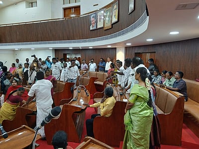 மதுரை மேயர் இந்திராணியின் ராஜிநாமா ஏற்பு! அதிமுக கவுன்சிலர்கள் தர்னா!