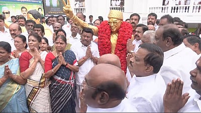 அதிமுக தொடக்க நாள்: எம்ஜிஆர், ஜெயலலிதா சிலைகளுக்கு இபிஎஸ் மரியாதை! 