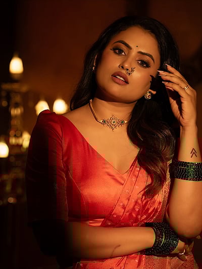 சிவப்பு நிற கவிதை... ஃபரினா ஆசாத்!