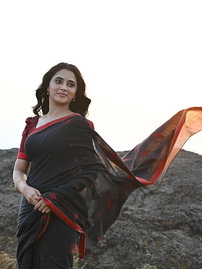 பார்வை ஒன்றே போதுமே... பிரியங்கா மோகன்!