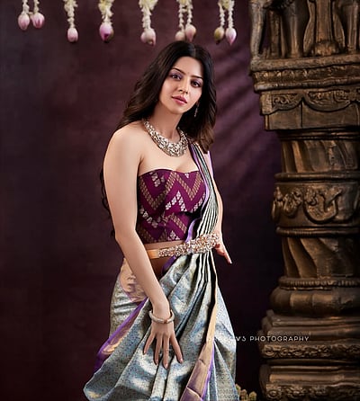 அஞ்சு வண்ணப் பூவே... வேதிகா!