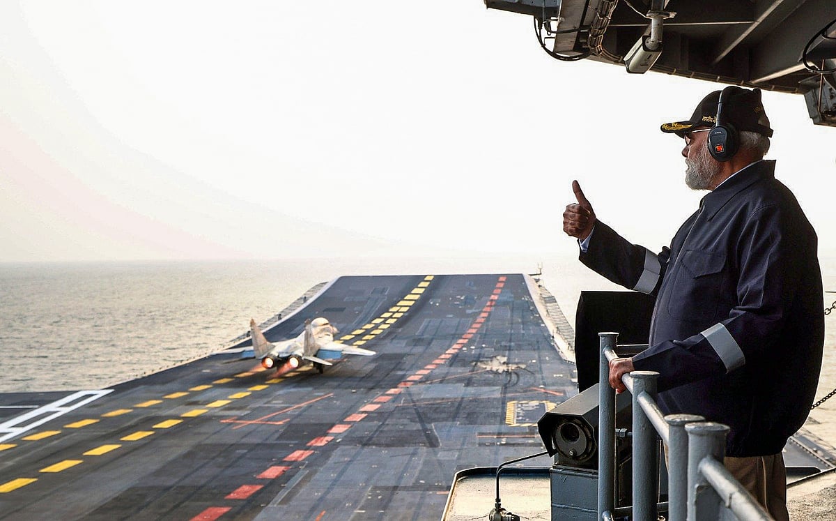 ஆண்டும் தீபாவளி பண்டிகையை இந்திய ராணுவ வீரர்களுடன் கொண்டாடுவதை வழக்கமாகக் கொண்டுள்ள பிரதமர் மோடி, தீபாவளி பண்டிகையையொட்டி கோவாவில் உள்ள ஐஎன்எஸ் விக்ராந்தில் விமானப்படை வளாகத்தில் வருதை தந்து செயல்விளக்கத்தை பார்வையிடும் பிரதமர் நரேந்திர மோடி.