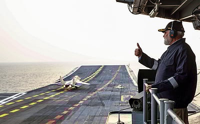 கடற்படை வீரர்களுடன் தீபாவளி கொண்டாடிய பிரதமர் மோடி - புகைப்படங்கள்