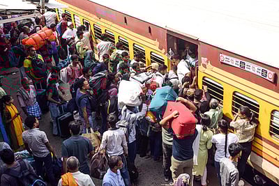 ரயில் நிலையத்தில் அலைமோதும் கூட்டம் - புகைப்படங்கள்