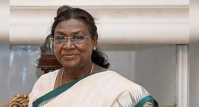 இருமுடிகட்டி சபரிமலை ஐயப்பனை தரிசித்த குடியரசுத் தலைவர் திரௌபதி முர்மு!