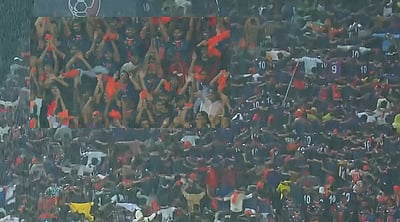 கொட்டும் மழை, அரங்கம் முழுக்க கோஷங்கள்... வைரலான கேரள கால்பந்து ரசிகர்கள் விடியோ! 