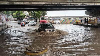 மதுரை மாவட்டத்தில் பலத்த மழை: 
இரு வீடுகள் இடிந்து சேதம்