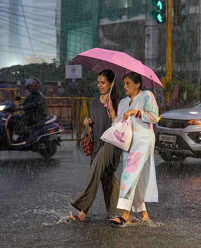 கேரளத்திலும் கனமழை... நாளை 3 மாவட்டங்களுக்கு ரெட் அலர்ட்!