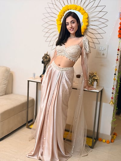 ஹேப்பி தீபாவளி... அதிதி சர்மா! 