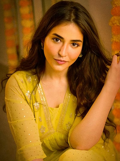 மகிழ்ச்சி பெருகட்டும்... பிரியங்கா ஜவால்கர்! 