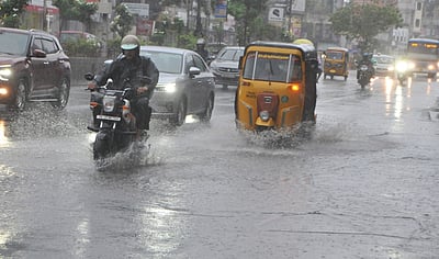 தமிழகத்தில் பருவ மழை தீவிரம்:  
4 மாவட்டங்களுக்கு இன்று அதி கனமழை எச்சரிக்கை