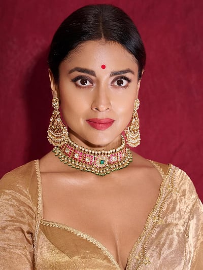 மங்களம்... ஷ்ரேயா சரண்!